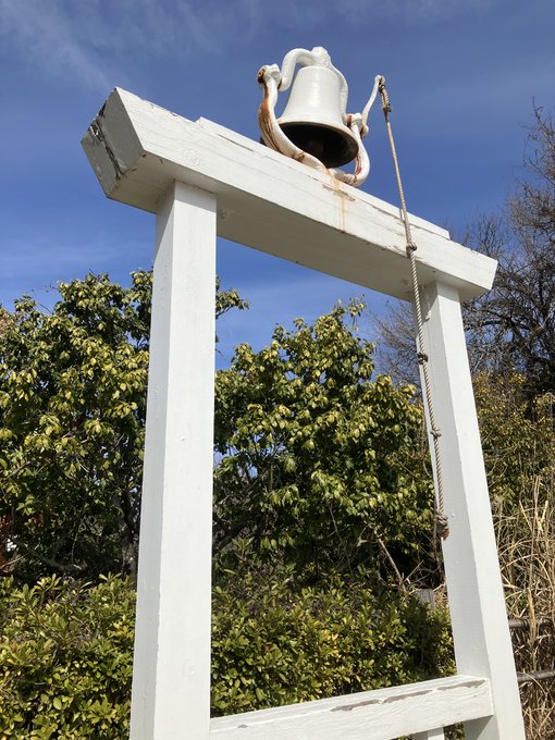 【ワガハイの学芸メモ📝】「ハワイ移民集会所」の前にある白い鐘、みなさんは鳴らしたことがあるかな‼️これはハワイ島ペペケオ