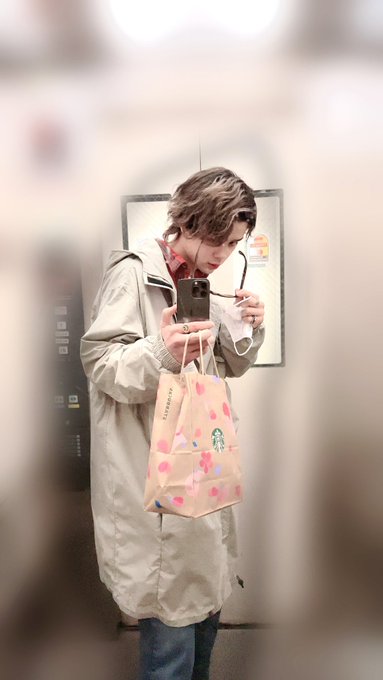 今日は珍しく外出してました。初めて舞台を自分の時間使って行ったけど、新しい価値観というか刺激を貰えました、こうやって色ん 今日は珍しく外出してました。初めて舞台を自分の時間使って行ったけど、新しい価値観というか刺激を貰えました、こうやって色ん