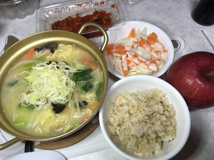 ひ〜ちゃんの早飯❣️にゃ〜めん にゃいす デザート りんご🍎 です 😋いただきます🙇♂️ ひ〜ちゃんの早飯❣️にゃ〜めん にゃいす デザート りんご🍎 です 😋いただきます🙇♂️