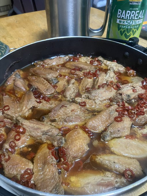 完成です😋旨いっ😆漬物の漬け汁煮込みとは思えん🤣砂糖多めの漬け汁は色々使えそうです😁#このもん#手羽煮込み#ばらかもん 完成です😋旨いっ😆漬物の漬け汁煮込みとは思えん🤣砂糖多めの漬け汁は色々使えそうです😁#このもん#手羽煮込み#ばらかもん