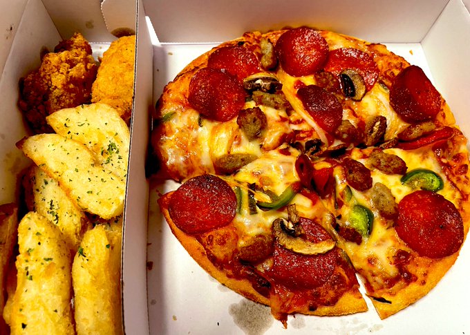 アニメ「銀の匙」を見ていたらピザが食べたくなったので、今日の夜ご飯はピザにした🍕 アニメ「銀の匙」を見ていたらピザが食べたくなったので、今日の夜ご飯はピザにした🍕