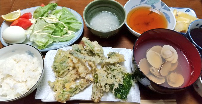 #晩ごはん#おうちごはん今夜は春山菜の天ぷらとはまぐりのお吸い物です( ・∀・)ﾉ🥬🍤🦪天ぷらはふきのとう、こごみ、たら