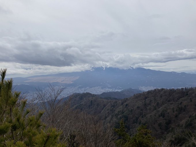 昨日三ツ峠登ってた山梨で1786mの富士山がよく見える山ヤマノススメでかなり初期に登ってた富士山は曇っててよく見えなかっ