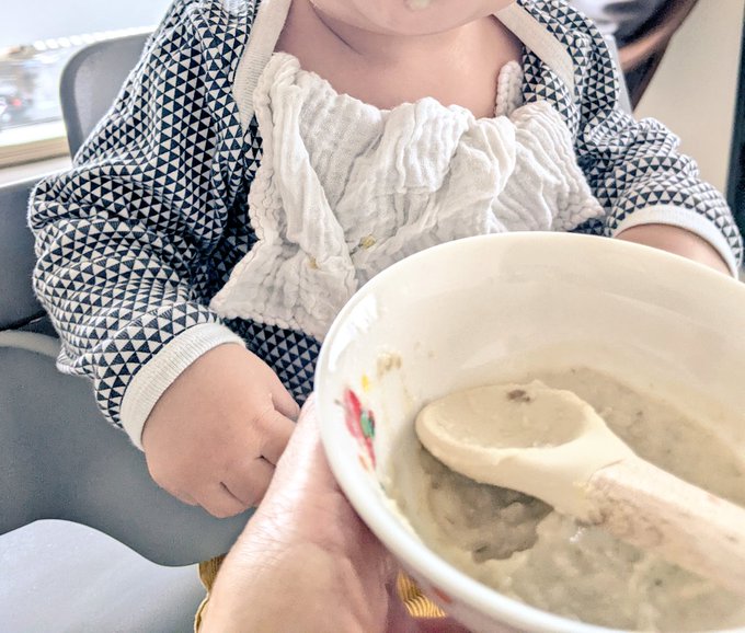 じゃがいも舞茸ポタージュ、この後完食してお気に召していたので、多めにフリージングする。エプロンこれで済ませるのよくやっち