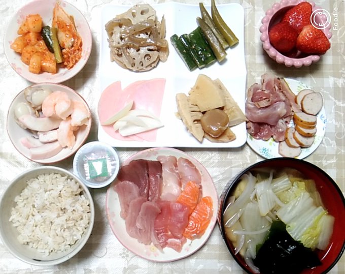 夜ご飯&食後のアイス今日は家でのんびり過ごしました。Huluで金田一少年の事件簿R観ながらポテチの食べ比べを1人 夜ご飯&食後のアイス今日は家でのんびり過ごしました。Huluで金田一少年の事件簿R観ながらポテチの食べ比べを1人