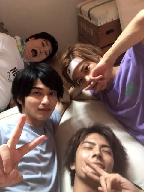 チア男子のゲンみたいな、ヘアバンドに茶髪で、爆イケチャラ男みたいな笑顔で話しかけてくるわけでもなくただただニコニコしては チア男子のゲンみたいな、ヘアバンドに茶髪で、爆イケチャラ男みたいな笑顔で話しかけてくるわけでもなくただただニコニコしては