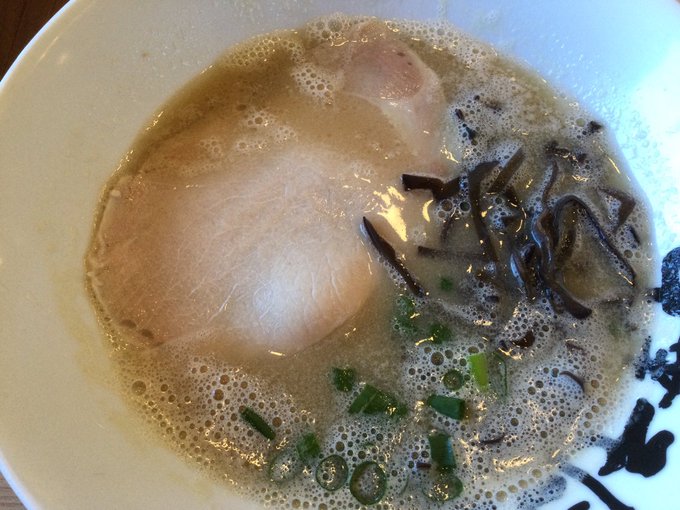 昼また外食🍜博多豚骨細麺あっさりスープ美味しかった😋#ラーメン #博多豚骨 昼また外食🍜博多豚骨細麺あっさりスープ美味しかった😋#ラーメン #博多豚骨