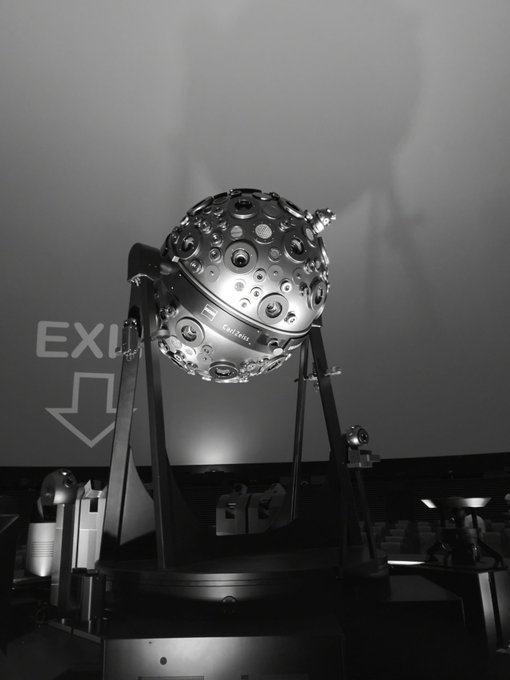 名古屋市科学館のプラネタリウム、2012年の設備更新で二球式のカールツァイス IV型が引退したけど、更新後の投影機もカー