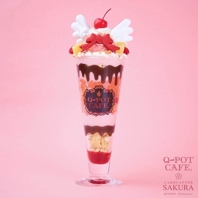 Q-pot CAFE.「カードキャプターさくら」コラボスイーツ“羽&リボン添え”パフェ、クッキー缶も - Q-pot CAFE.「カードキャプターさくら」コラボスイーツ“羽&リボン添え”パフェ、クッキー缶も -