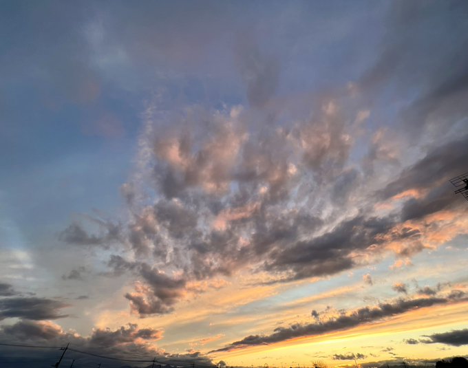 今日の夕空刻刻と...はぁぁ キレイだった *ˊᵕˋ* 今日の夕空刻刻と...はぁぁ キレイだった *ˊᵕˋ*