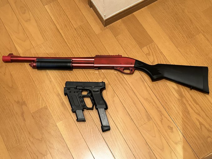 真っ赤なM870と変態グロック...俺の銃 イカれたのばっかやなwしかも両方ガスだから冬に弱いという(´・ω・｀)M87