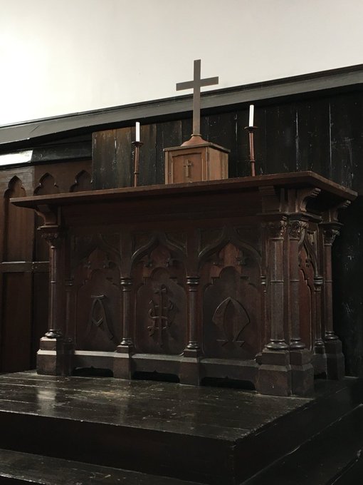 【ワガハイの学芸メモ📝】「聖ヨハネ教会堂」2階の内陣に備えられた祭壇...台の部分に文字が彫られているのだ😺✨向かって左