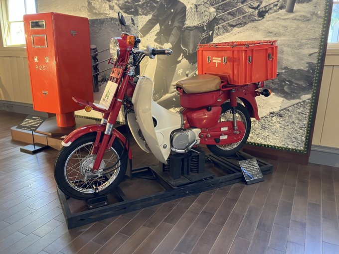 【ワガハイの学芸メモ📝】バイク好きの方には特にうれしい資料が「宇治山田郵便局舎」で展示中だぞ😽✨HONDAの郵政専用設計