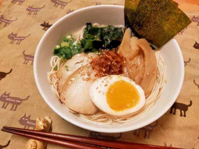 昨日作った酔来丼ぽい何かの具材を一部流用鰹といりこの香るラーメンでも麺は素麺を使ってるからにゅうめん?いや…にゃ〜めん( 昨日作った酔来丼ぽい何かの具材を一部流用鰹といりこの香るラーメンでも麺は素麺を使ってるからにゅうめん?いや…にゃ〜めん(