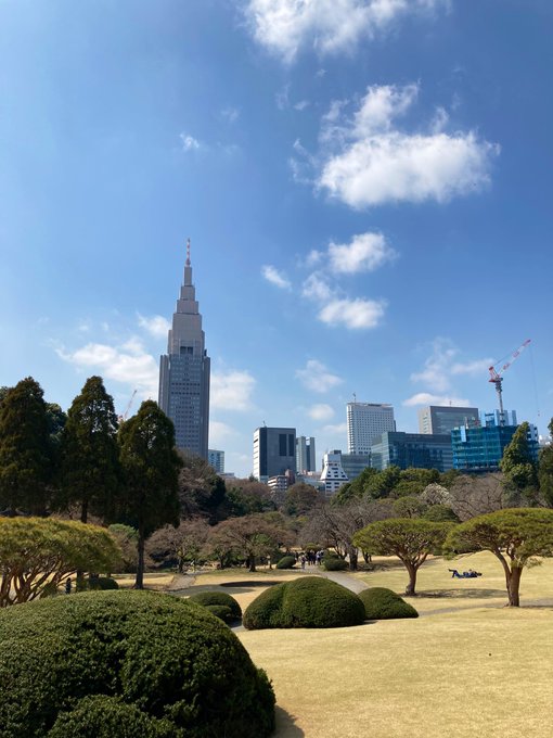 天気が良いので新宿御苑に来た日本庭園言の葉の庭の東屋は老朽化で立ち入りできなくなっていた💦 