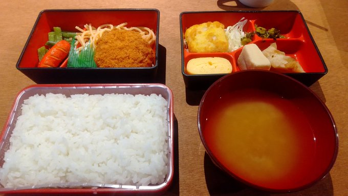 金曜日の昼食。【「金曜日のおはよう」「水曜日のダウンタウン」「月曜日のたわわ」みたいなフレーズを考えようシリーズ】「曜日