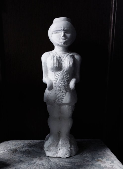 岩倉会館にあったアランカ帝国のゴーガの像はその後どうなったかって？バラバラになった像をつなぎ合わせて今、ウチの玄関先にあ