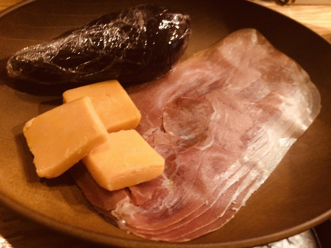 沢山買いすぎてしまったのでどうぞとCalimeroのママより迫力のある生ハムを頂いた(お通し)おフランスの生ハムらしいナ 沢山買いすぎてしまったのでどうぞとCalimeroのママより迫力のある生ハムを頂いた(お通し)おフランスの生ハムらしいナ