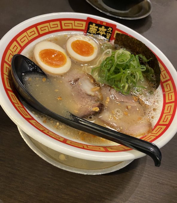 博多で豚骨ラーメン食べて博多豚骨ラーメンズになってる 博多で豚骨ラーメン食べて博多豚骨ラーメンズになってる