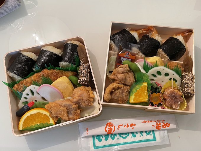 今日の昼食は広島市民に愛されるむすびむさしの弁当 