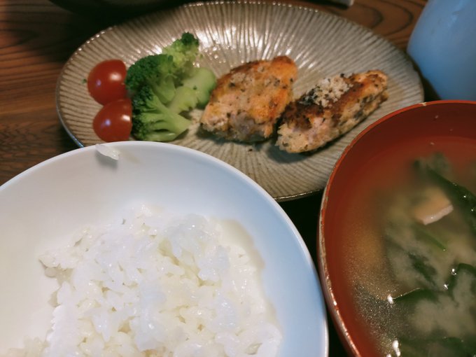 本日の晩ごはん鮭の香草パン粉焼きほうれん草とベーコンのお味噌汁鮭、バター、粉チーズ、ベーコン、お味噌はタンパク質!漫画「 本日の晩ごはん鮭の香草パン粉焼きほうれん草とベーコンのお味噌汁鮭、バター、粉チーズ、ベーコン、お味噌はタンパク質!漫画「