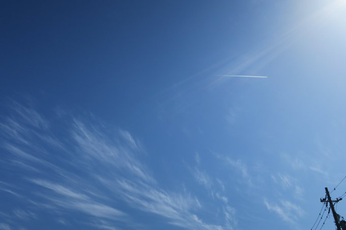 昼過ぎの2枚 そして夕方頃の同じ視点で見たもの2枚天気は気が付かないうちに刻刻と変化していく昼の雲も夕方頃の雲もそれぞれ 昼過ぎの2枚 そして夕方頃の同じ視点で見たもの2枚天気は気が付かないうちに刻刻と変化していく昼の雲も夕方頃の雲もそれぞれ