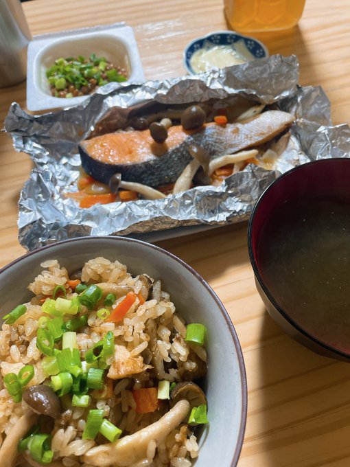 あきれあさんの今日の晩ごはん・鮭のホイル焼き・炊き込みご飯・納豆・とろろ昆布のお吸い物久しぶりに「衛宮さんちの今日のごは あきれあさんの今日の晩ごはん・鮭のホイル焼き・炊き込みご飯・納豆・とろろ昆布のお吸い物久しぶりに「衛宮さんちの今日のごは