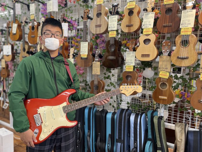 4月から高校生になり軽音楽部に入りたいということで #エレキギター をご購入頂きました🎸真っ赤なギターがキラキラしてます 4月から高校生になり軽音楽部に入りたいということで #エレキギター をご購入頂きました🎸真っ赤なギターがキラキラしてます