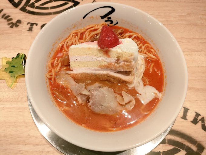 フラン軒さんにて甘辛MISOラーメン21年綿あめ22年ソフトクリームに続き今年はショートケーキが可愛いビジュ程よく辛めの フラン軒さんにて甘辛MISOラーメン21年綿あめ22年ソフトクリームに続き今年はショートケーキが可愛いビジュ程よく辛めの