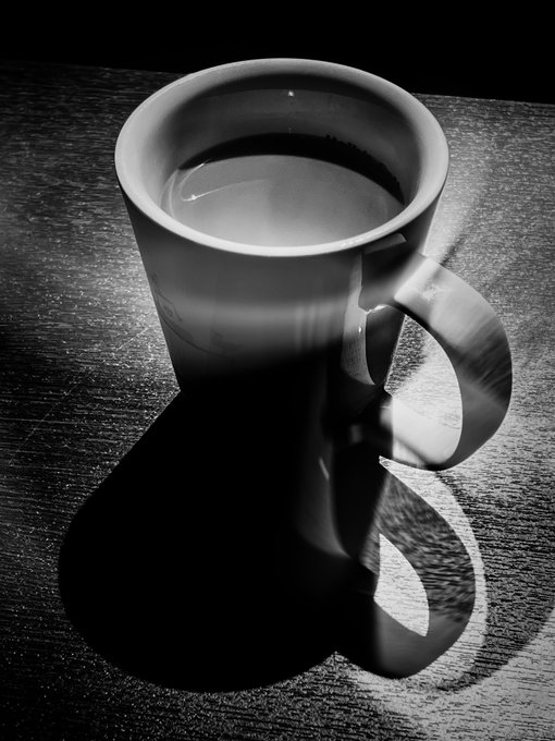 #モノクローム #ホットコーヒーコーヒーのうまさは、カップの厚みや鋭い直射日光の方が豆の値段より格段にアガる 