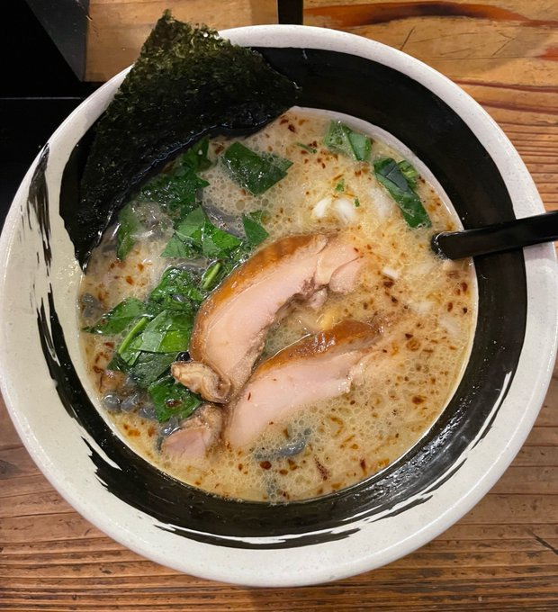 ⑨麺場　ハマトラ魚介と鶏白湯のコクうまスープ🤤なんとラーメンは麺が黒！太い縮れ麺でコシがあります！！つけそばもおすすめ✨