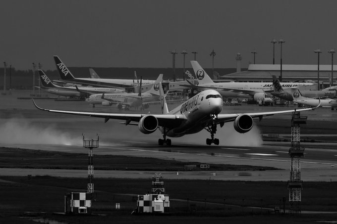 ブラストが目に見えるのも雨のお陰😵‍💫白い機体をモノクロで撮ると思った以上に明るくなる🤔難しいですね😨#JAL #日本航