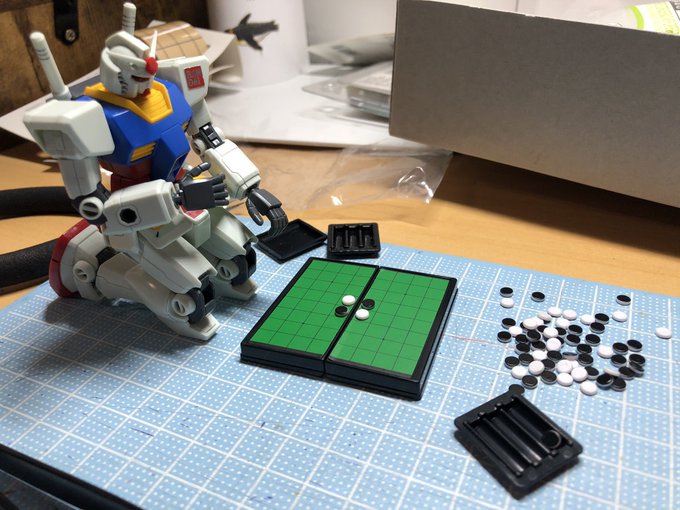 昨日ガチャガチャで入手しましたオセロのミニチュアガンダムさんにサイズもちょうどいいですただオセロのコマめっちゃ小さいので 昨日ガチャガチャで入手しましたオセロのミニチュアガンダムさんにサイズもちょうどいいですただオセロのコマめっちゃ小さいので