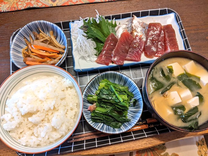 一見ちょっと贅沢なお刺身定食に見えますが、このマグロは昨夜、ぼうやの掴み食べに！とフリージングするために買ったのに疲れす