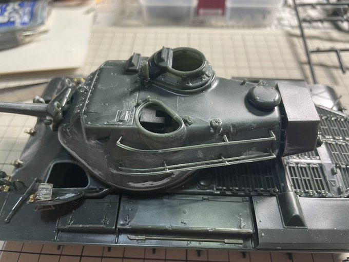 イタレリのM47パットンの製作の続き。1時間ほどの作業。パテを#400の耐水ペーパーで研磨した後に防楯と雑具箱と砲塔左側