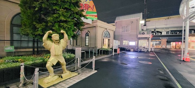 こち亀でフードデリバリー稼働中👮ピンク色の建物が交番🚨 