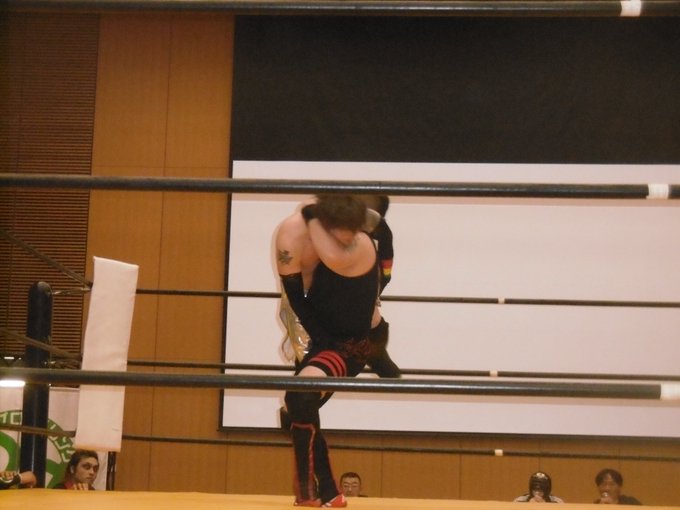 03-07溜めを効かせたパワースラムで叩きつけたYU-TAは今大会の提唱者である平田にタッチ。「松太郎式」のスモーピオン