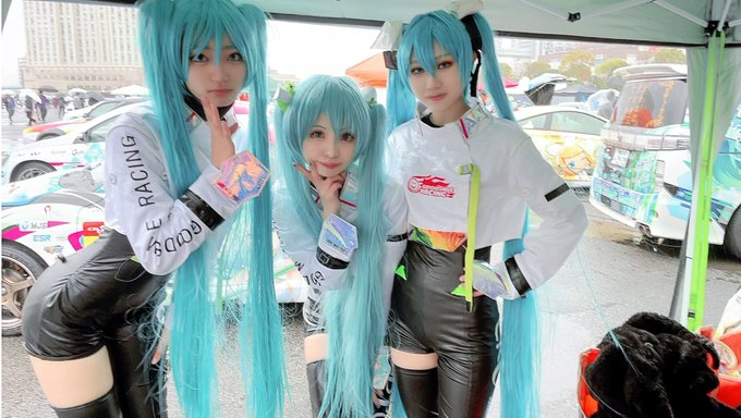 レーミク2022で3ショット!カッコ可愛いレーミクさんに挟まれてテンション爆上がりしてた✨←トーリ飴さん( )→刹那 薫 レーミク2022で3ショット!カッコ可愛いレーミクさんに挟まれてテンション爆上がりしてた✨←トーリ飴さん( )→刹那 薫