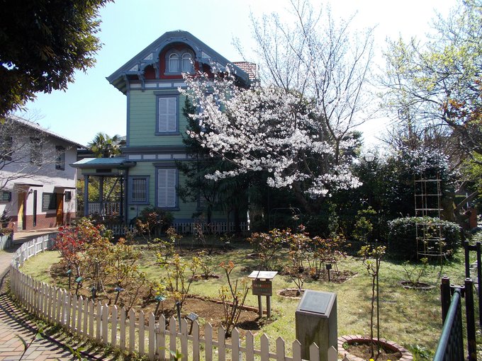 横浜の桜めぐり。金色のコルダに描かれた通学路沿いの山手資料館です。公式的には未確認ですが、色違いで形状がほとんど同じなの 横浜の桜めぐり。金色のコルダに描かれた通学路沿いの山手資料館です。公式的には未確認ですが、色違いで形状がほとんど同じなの