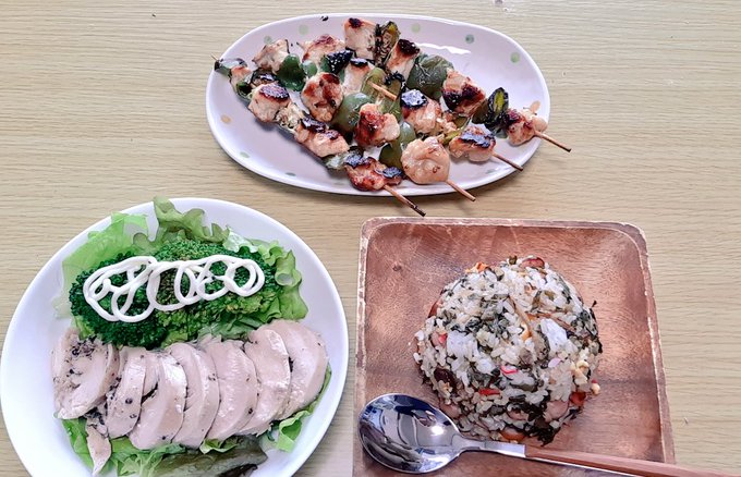 今日もお疲れ様😌💓今日は節約飯😆半額の鶏むね肉をGETしたので、一枚は鶏ハム、もう一枚は特売ピーマンとおおかみこども風に 今日もお疲れ様😌💓今日は節約飯😆半額の鶏むね肉をGETしたので、一枚は鶏ハム、もう一枚は特売ピーマンとおおかみこども風に
