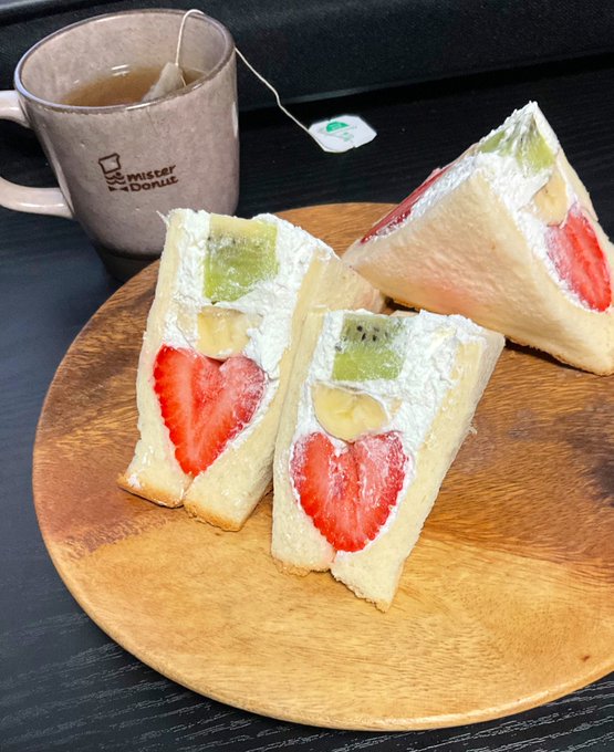 結構上手く切れたかなー?思った以上にハート形の苺が可愛い!これは紅茶で頂きます♪#衛宮ごはん 結構上手く切れたかなー?思った以上にハート形の苺が可愛い!これは紅茶で頂きます♪#衛宮ごはん