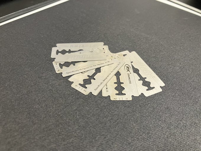 使用済みのカミソリの刃を集めてヨルムンガンドごっこするんだ 使用済みのカミソリの刃を集めてヨルムンガンドごっこするんだ