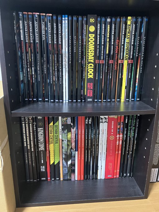 とりあえず、メイン棚はこんな感じで。上段 DC(NEW52〜デスメタル)、下段 最近のお気に入り(エルスワールドやX-M とりあえず、メイン棚はこんな感じで。上段 DC(NEW52〜デスメタル)、下段 最近のお気に入り(エルスワールドやX-M