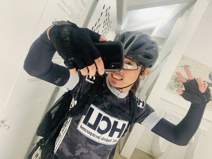 久々にHCLIジャージ着てチャリ出勤してきたけど、このジャージ着ると某国特殊部隊や殺し屋に狙われてる気がして平均巡航速度 久々にHCLIジャージ着てチャリ出勤してきたけど、このジャージ着ると某国特殊部隊や殺し屋に狙われてる気がして平均巡航速度