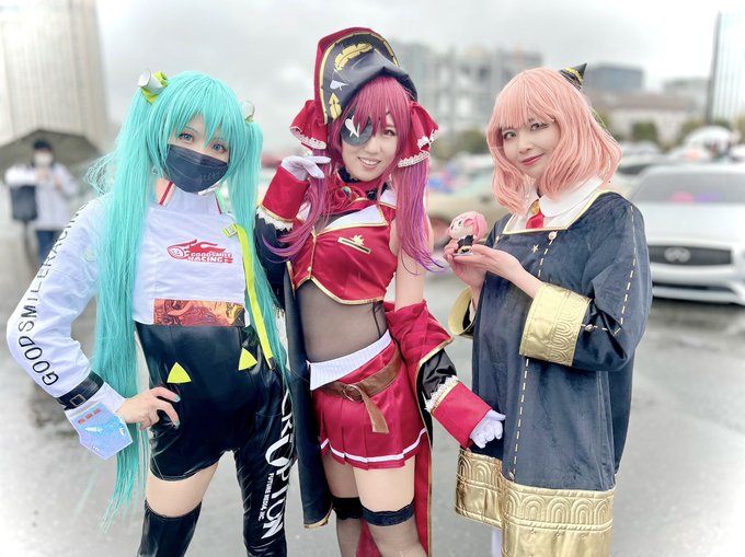 スリーショット撮らせてもらいましたー٩(๑^o^๑)۶向かって左から2022レーミク()宝鐘マリン船長()アーニャ( ) スリーショット撮らせてもらいましたー٩(๑^o^๑)۶向かって左から2022レーミク()宝鐘マリン船長()アーニャ( )