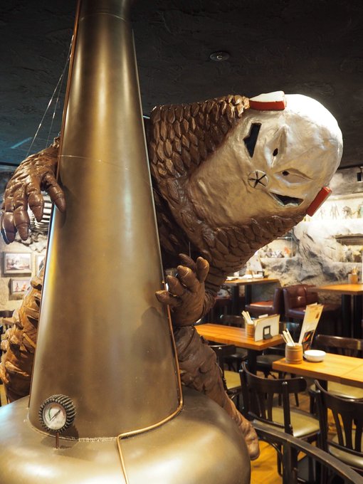 怪獣酒場 新橋 店内中央の蒸溜釜の近くにいるキャラ・2017年5月〜2020年9月ザラブ星人、ビラ星人、ケムール、ピット 怪獣酒場 新橋 店内中央の蒸溜釜の近くにいるキャラ・2017年5月〜2020年9月ザラブ星人、ビラ星人、ケムール、ピット