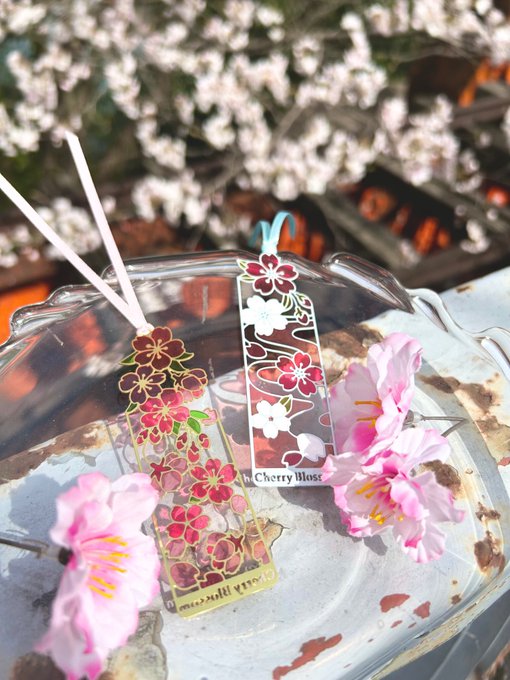 【ワガハイおすすめ❗商品紹介】今回ご紹介するのは品川硝子ショップで販売している「花のブックマーカー」‼️📚光にかざすとス