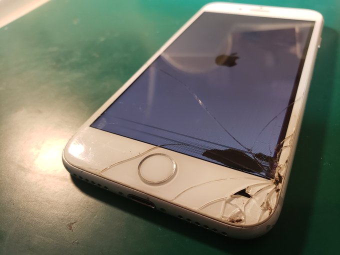 iPhone 7 画面修理 重度や液晶破損にタッチ不可を理由に値上げしません純正同等部品なら使用感かわらずコピーパネルと