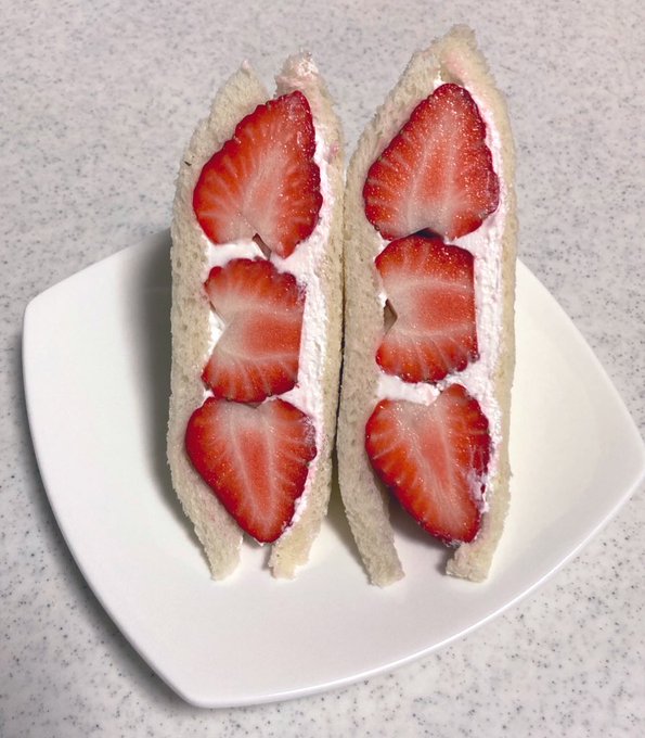 クリームの盛り方や切り方はこちらを参考にさせてもらいました!次はいちご以外の果物も入れてみよう。#衛宮ごはん クリームの盛り方や切り方はこちらを参考にさせてもらいました!次はいちご以外の果物も入れてみよう。#衛宮ごはん