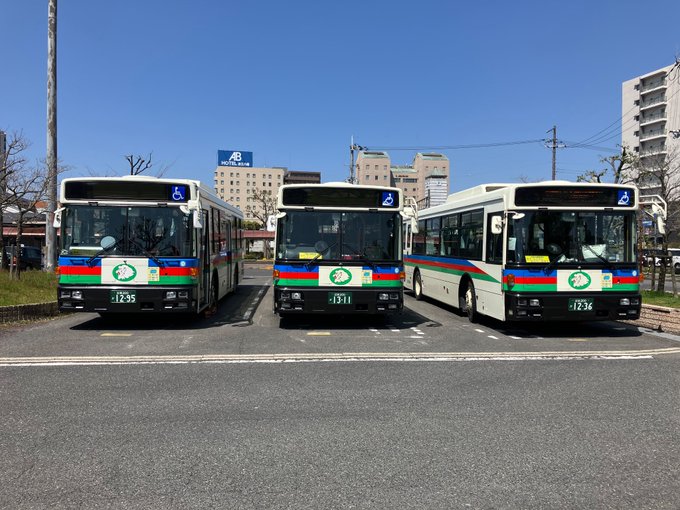 今日は #近江鉄道バス に乗ってきました。①西工車と日野駅前の"中二病でも恋がしたい! 戀"の看板。 